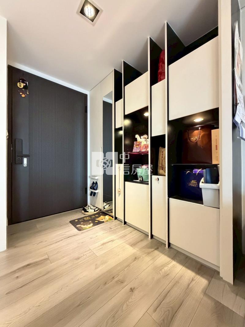 高工商圈次頂樓大兩房平車精裝美屋房屋室內格局與周邊環境