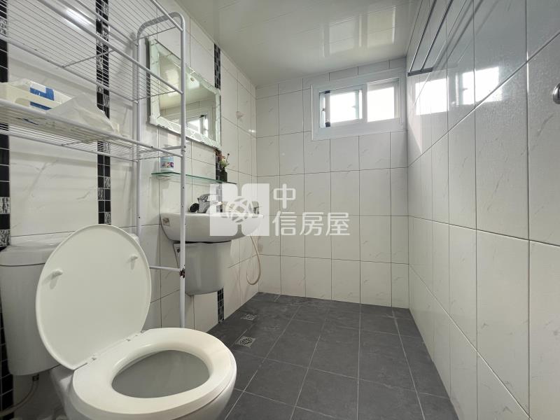 近鳳山體育館美美大四房房屋室內格局與周邊環境