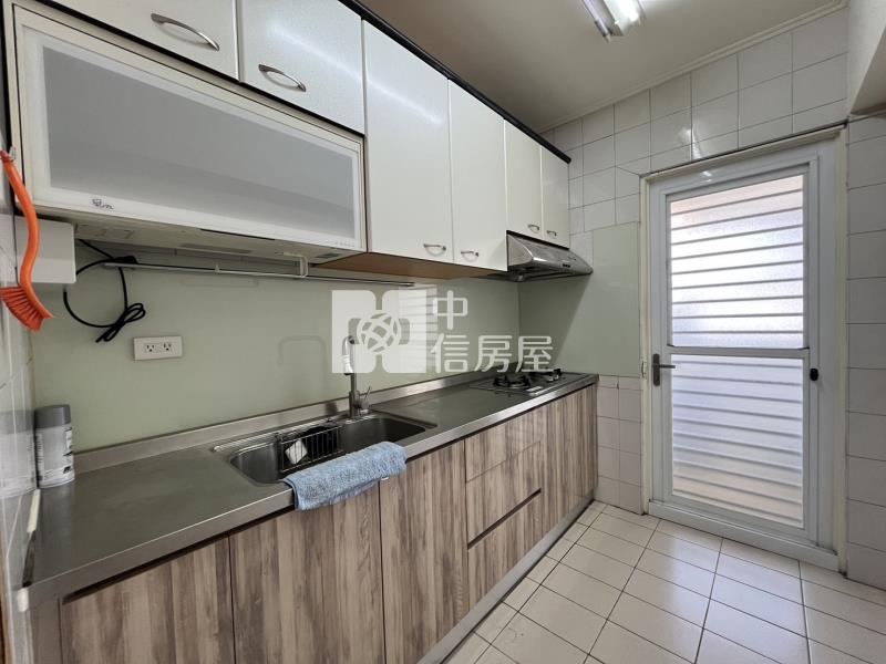 近鳳山體育館美美大四房房屋室內格局與周邊環境