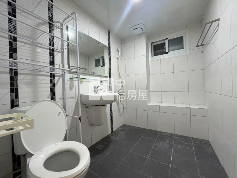 近鳳山體育館美美大四房房屋室內格局與周邊環境