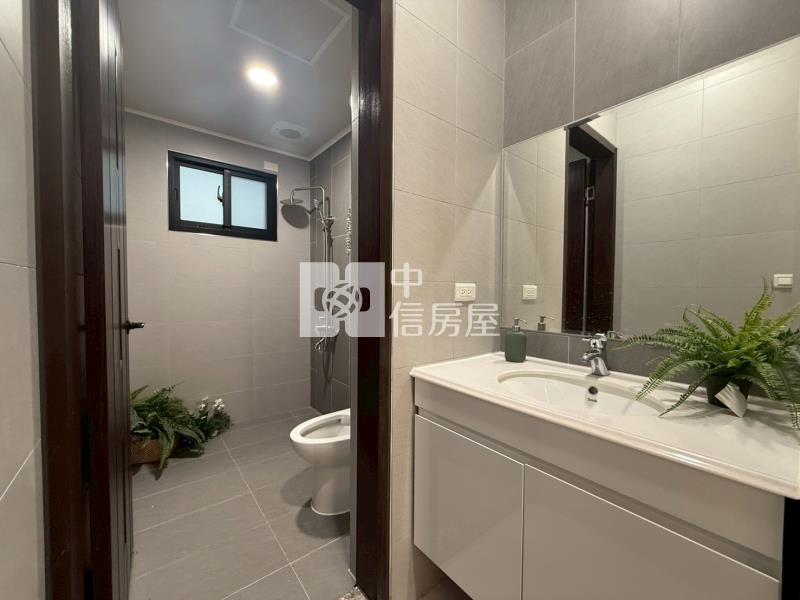 三期輕齡全新平車三房房屋室內格局與周邊環境