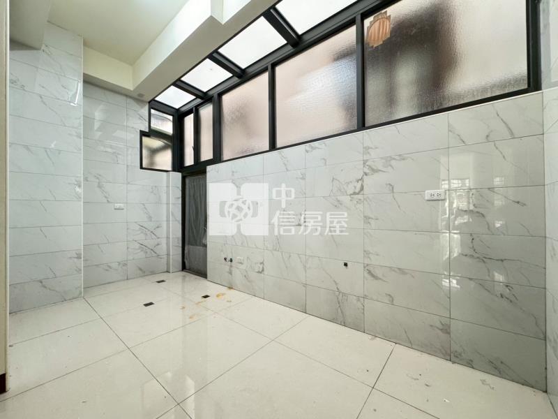 草屯僑光朝南四套房全新透天房屋室內格局與周邊環境