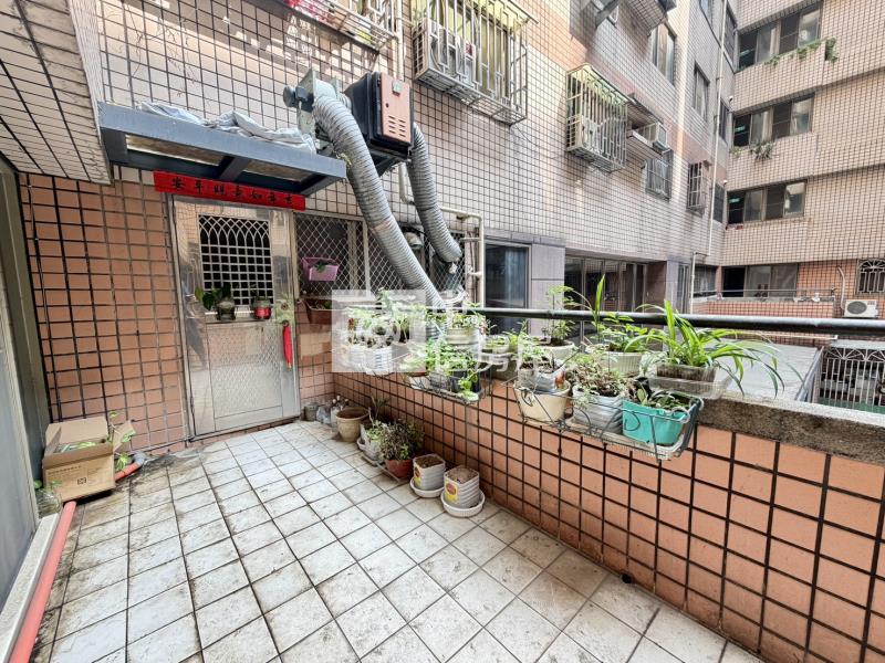 正重慶路文華捷運站 1-2樓金店面房屋室內格局與周邊環境