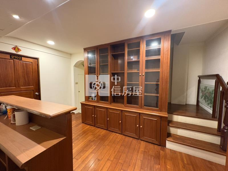 龍潭百年【牛津特區】雙併出租別墅｜3車位開底合一房屋室內格局與周邊環境