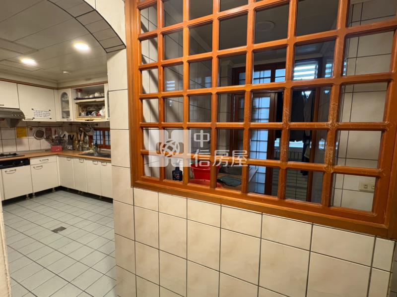 龍潭百年【牛津特區】雙併出租別墅｜3車位開底合一房屋室內格局與周邊環境