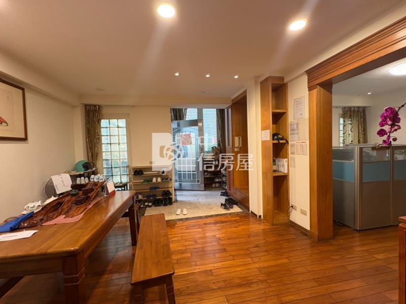 龍潭百年【牛津特區】雙併出租別墅｜3車位開底合一房屋室內格局與周邊環境