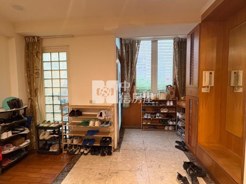 龍潭百年【牛津特區】雙併出租別墅｜3車位開底合一房屋室內格局與周邊環境