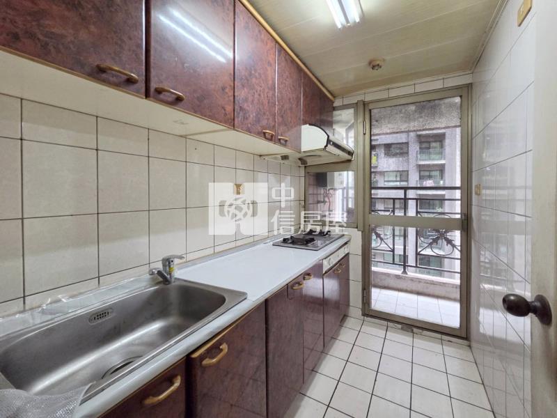 頂好文心稀有三房平車房屋室內格局與周邊環境