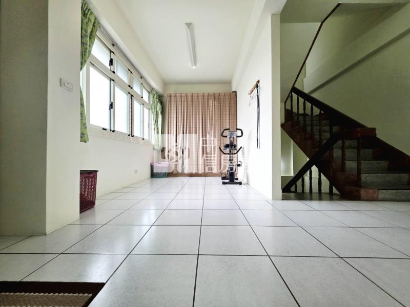 大里大四房前院停車邊間別墅房屋室內格局與周邊環境