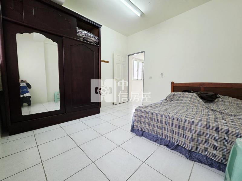 大里大四房前院停車邊間別墅房屋室內格局與周邊環境