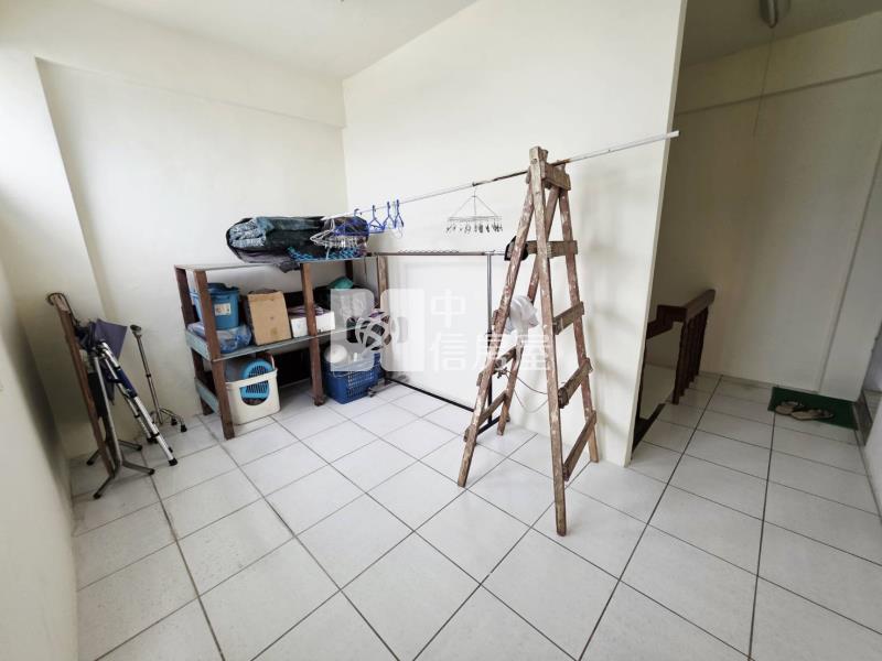 大里大四房前院停車邊間別墅房屋室內格局與周邊環境