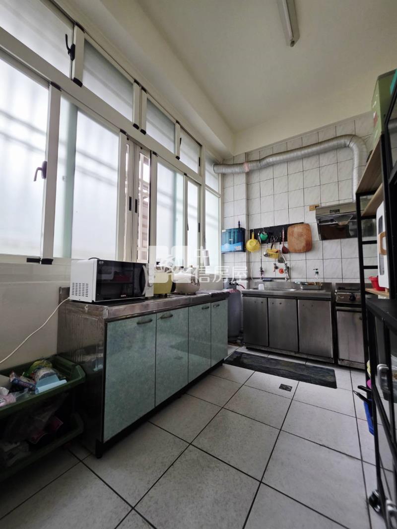 大里大四房前院停車邊間別墅房屋室內格局與周邊環境