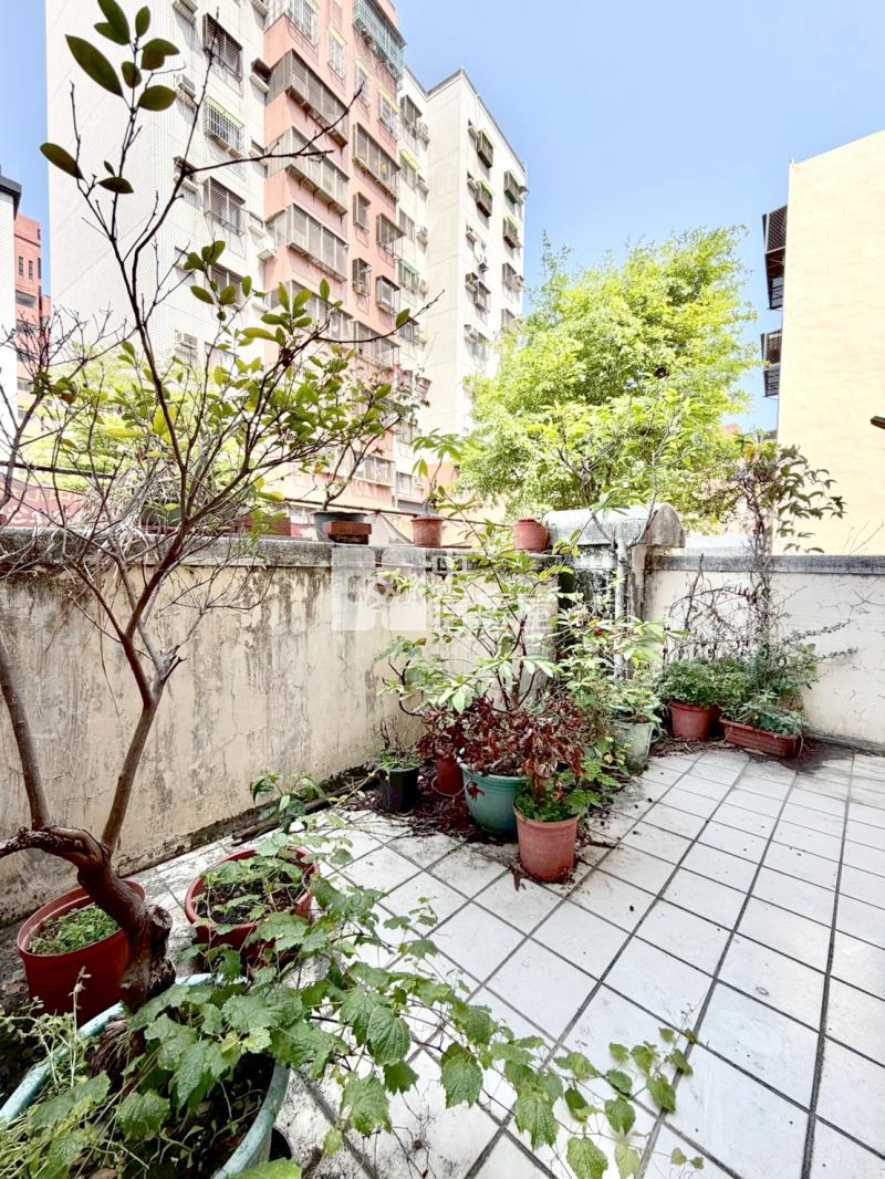 頭家厝稀有臨路四樓店住房屋室內格局與周邊環境