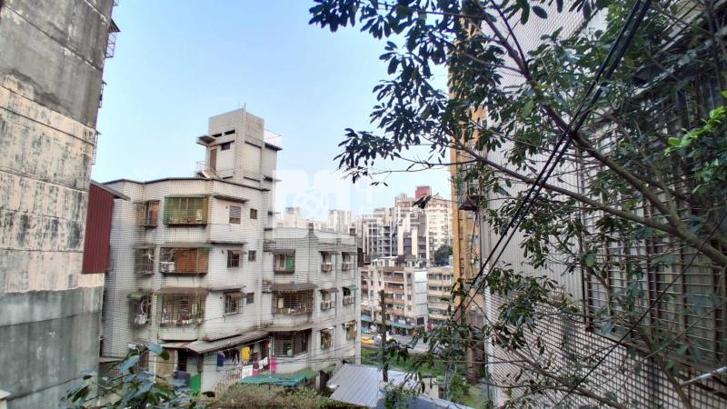 平地馬路邊靜謐三房三樓房屋室內格局與周邊環境