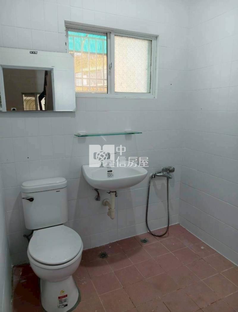 東區長榮路車庫美透天房屋室內格局與周邊環境