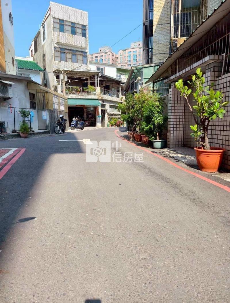 東區長榮路車庫美透天房屋室內格局與周邊環境