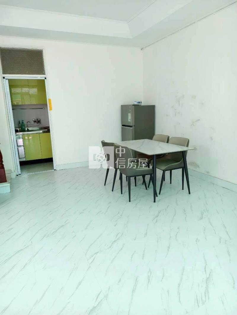 東區長榮路車庫美透天房屋室內格局與周邊環境