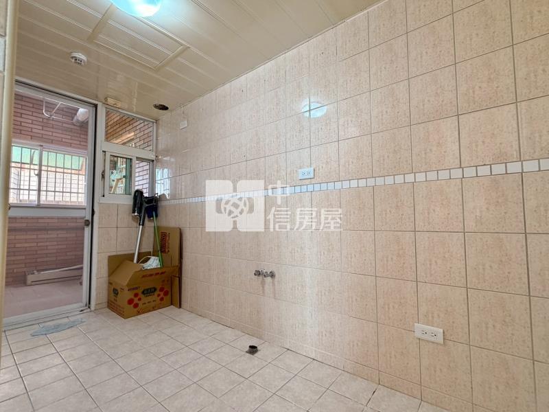 內壢後站.環東商圈.次頂樓.雙面景觀.美三房平車房屋室內格局與周邊環境