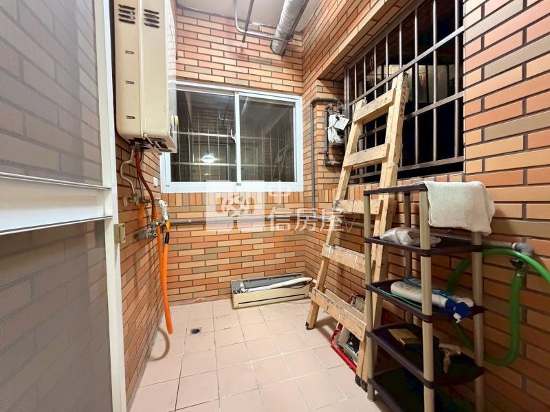 內壢後站.環東商圈.次頂樓.雙面景觀.美三房平車房屋室內格局與周邊環境