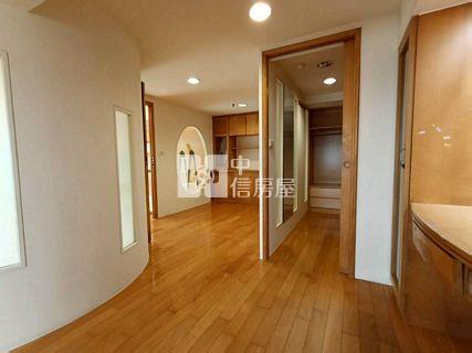 威世紀超美四房車房屋室內格局與周邊環境