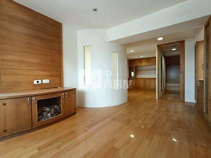 威世紀超美四房車房屋室內格局與周邊環境