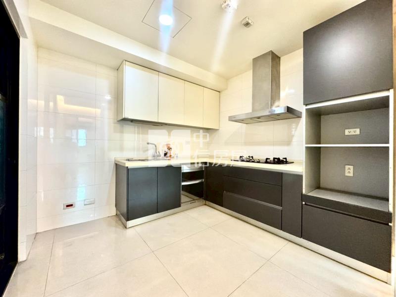 11期日出登陽4房平車房屋室內格局與周邊環境