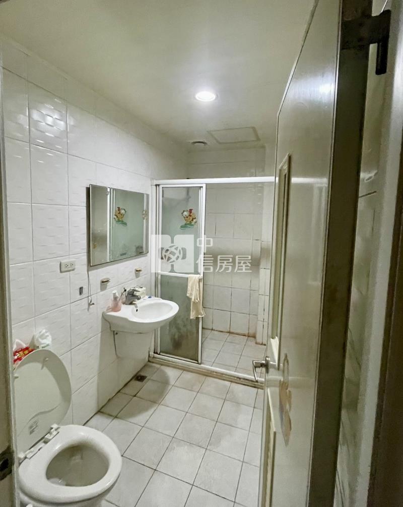 高鐵特區臨15米路輕屋齡孝親房店住房屋室內格局與周邊環境