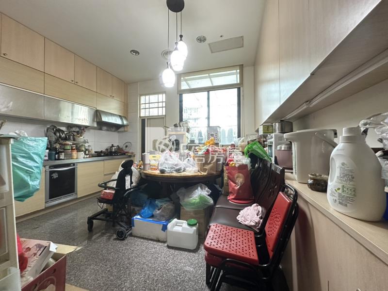 高鐵特區臨15米路輕屋齡孝親房店住房屋室內格局與周邊環境