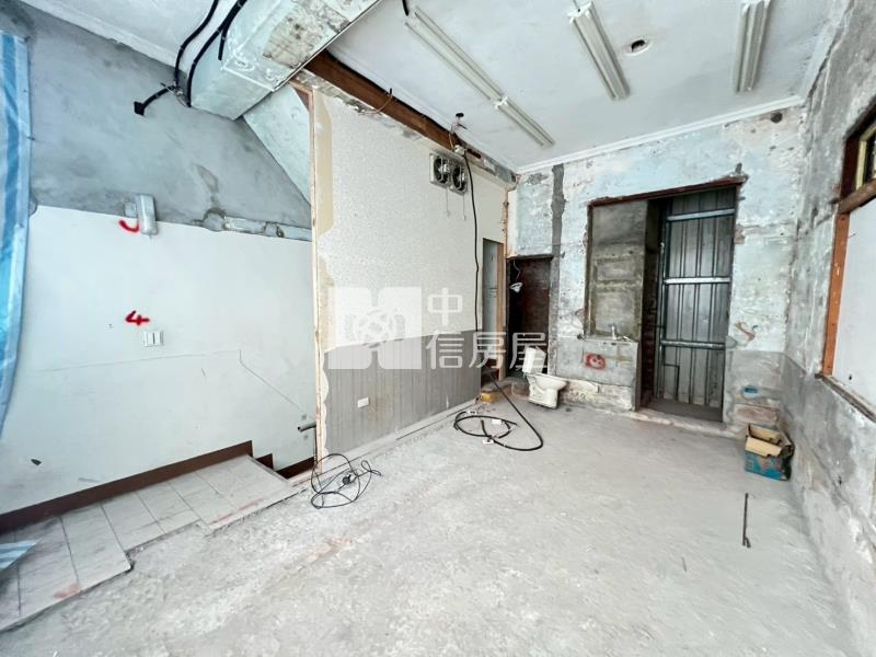 市區田寮河旁透天店面房屋室內格局與周邊環境