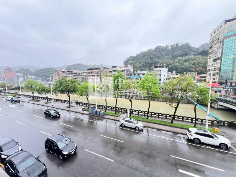 市區田寮河旁透天店面房屋室內格局與周邊環境