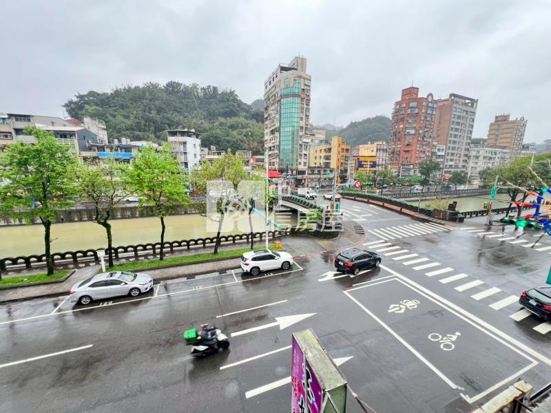 市區田寮河旁透天店面房屋室內格局與周邊環境