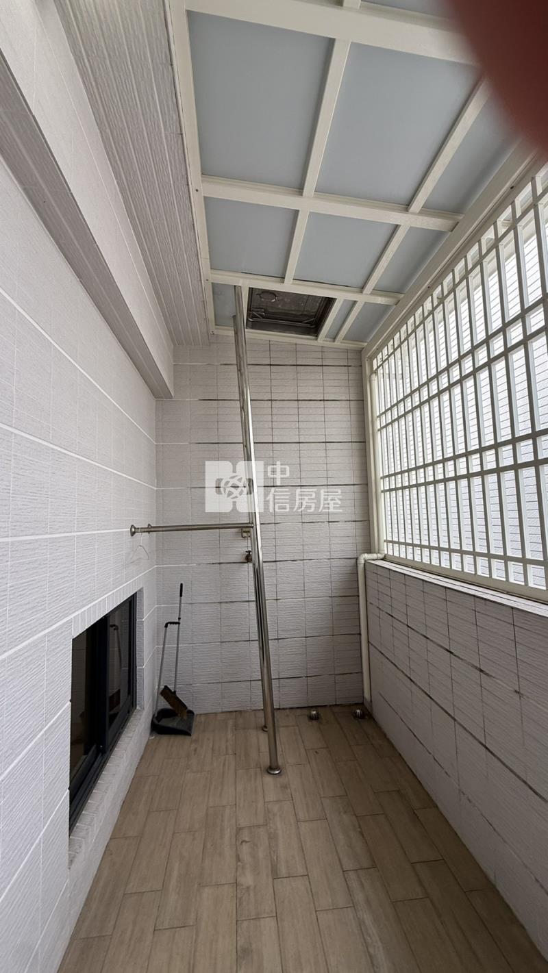 美麗光年二期-雙車庫孝親透天房屋室內格局與周邊環境