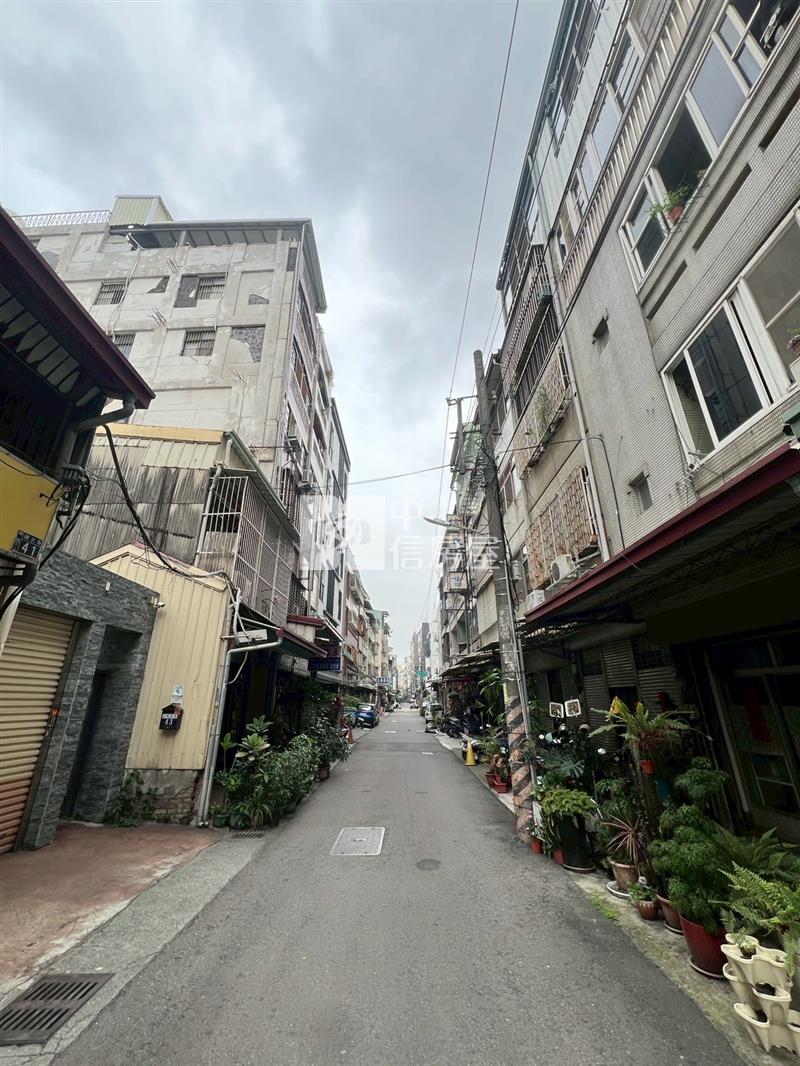 日曜天地旁超大透天店面+17套房屋室內格局與周邊環境