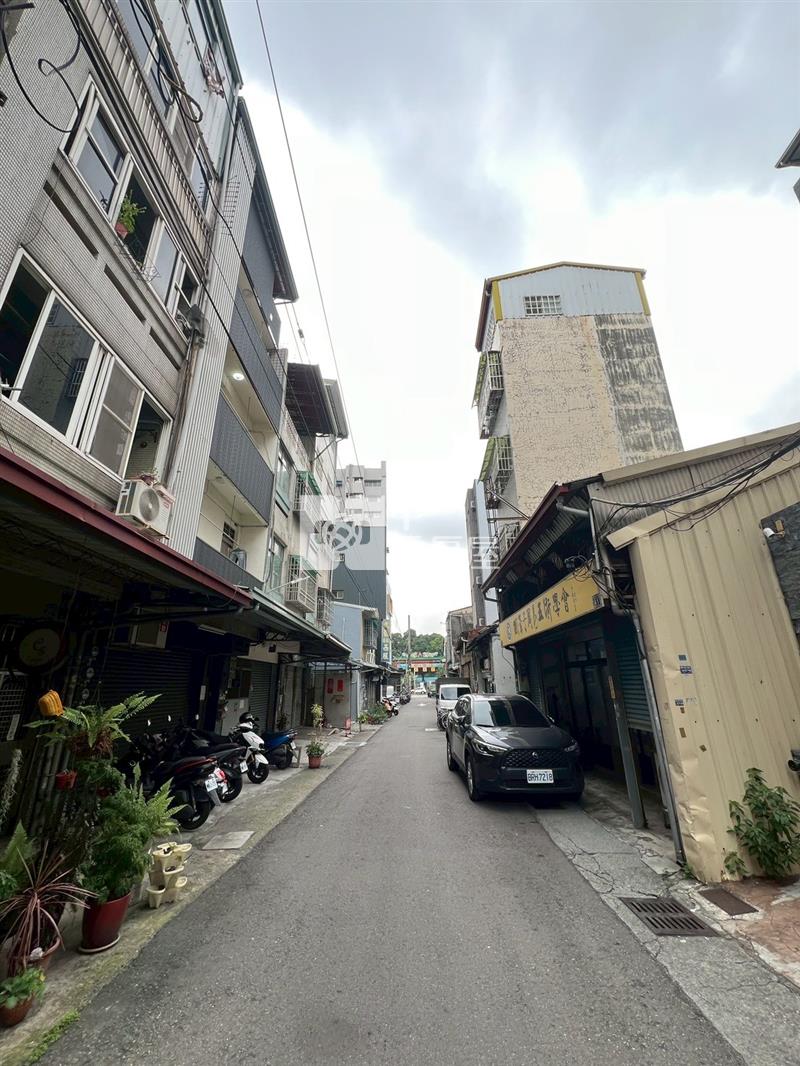 日曜天地旁超大透天店面+17套房屋室內格局與周邊環境