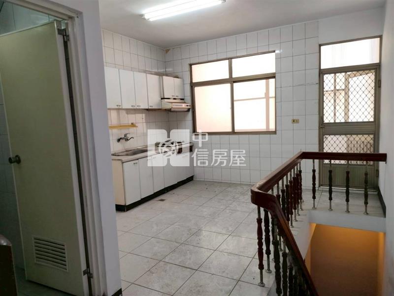 林園臨路透天房屋室內格局與周邊環境