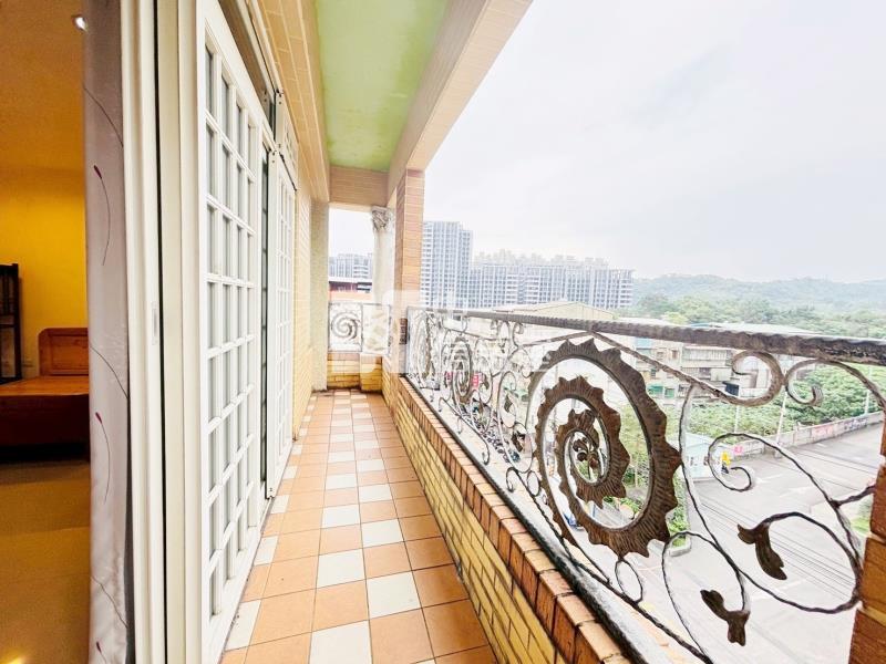 新橫濱商圈旁電梯大戶四房+車位房屋室內格局與周邊環境