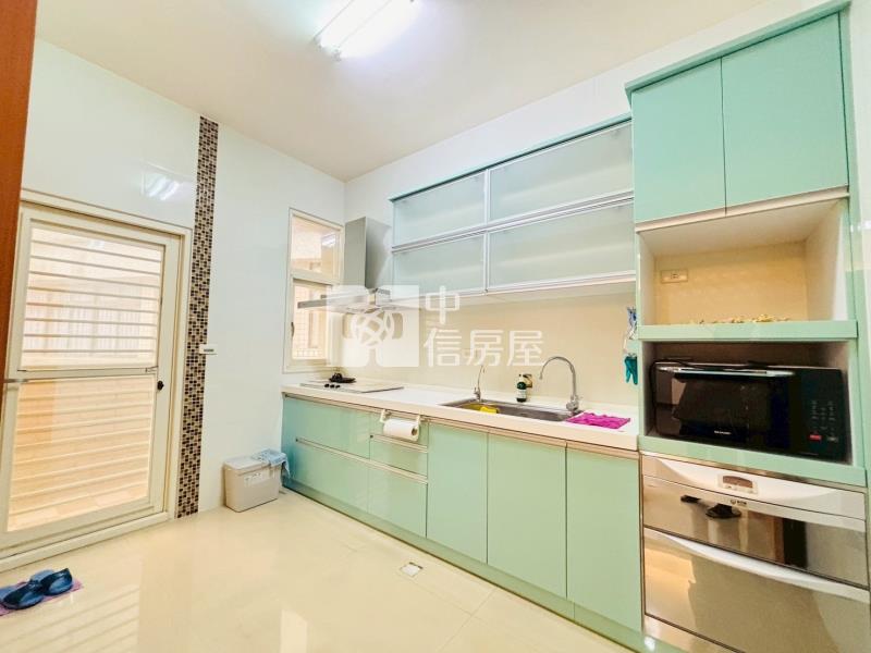 新橫濱商圈旁電梯大戶四房+車位房屋室內格局與周邊環境