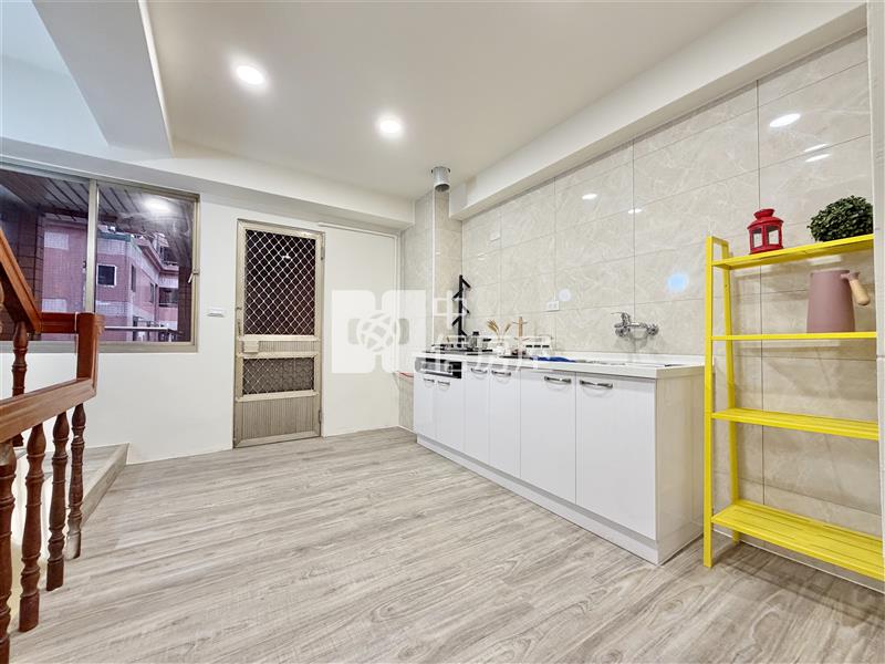 德昌中華1-3樓店面房屋室內格局與周邊環境