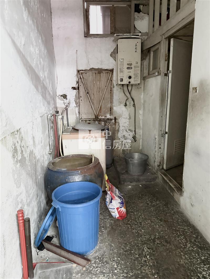 鹽埕駁二特區商四透天店面房屋室內格局與周邊環境