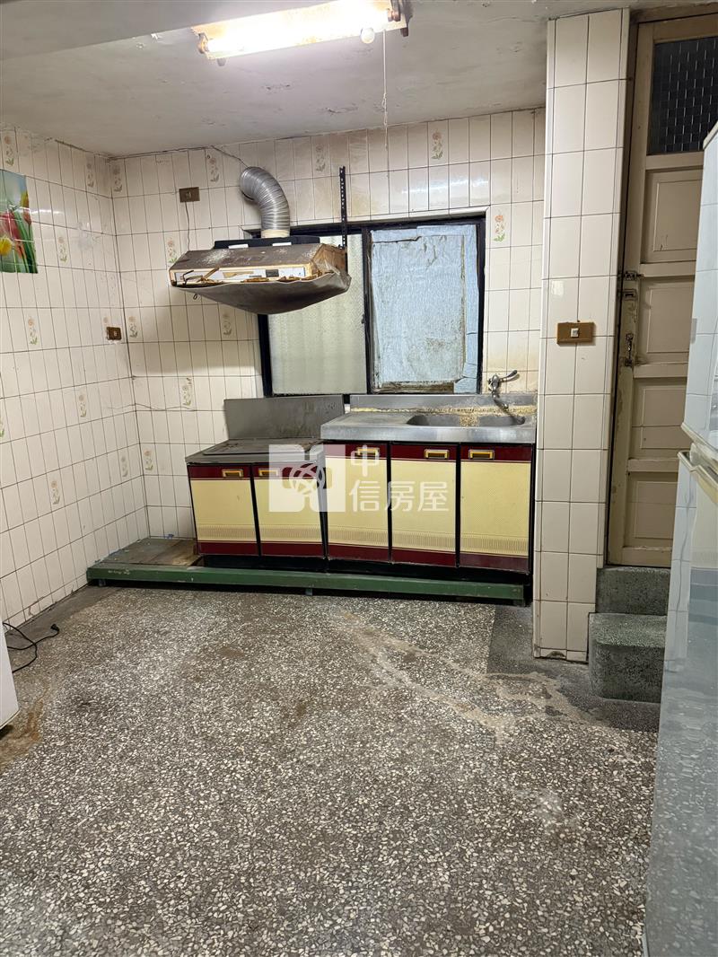 鹽埕駁二特區商四透天店面房屋室內格局與周邊環境