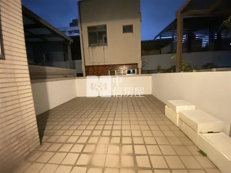 樹孝商圈震後前院停車美別墅房屋室內格局與周邊環境