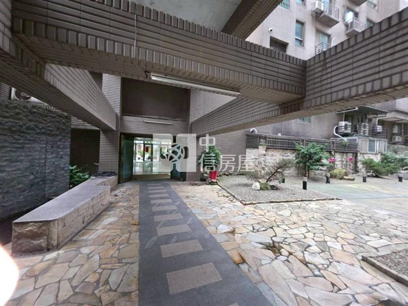 四維商圈正2房車位房屋室內格局與周邊環境