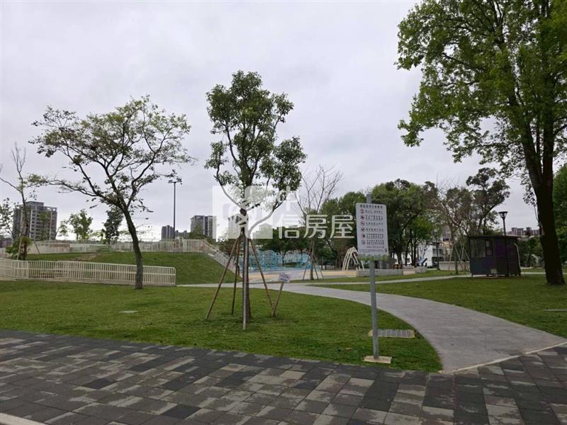 四維商圈正2房車位房屋室內格局與周邊環境