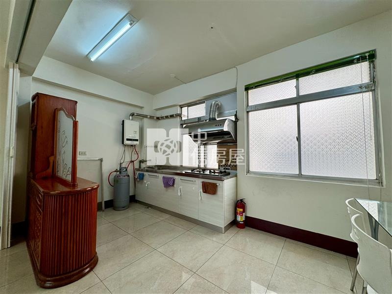 立人高中大室內免整理三樓公寓房屋室內格局與周邊環境