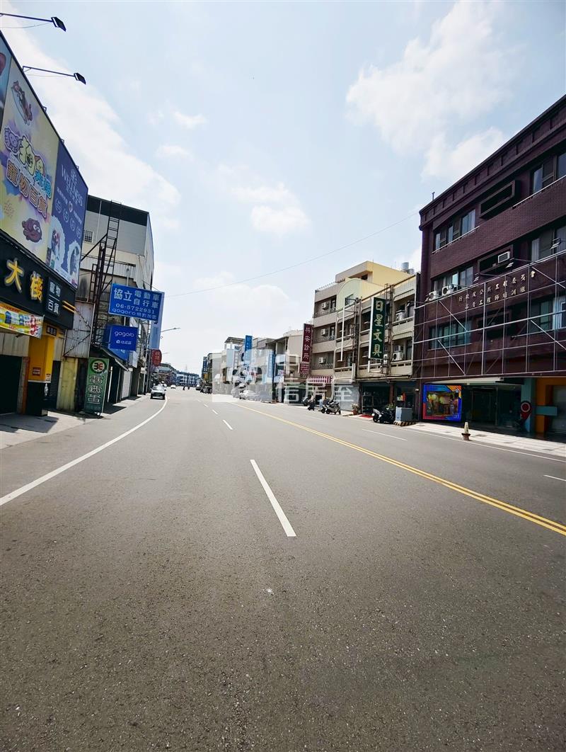 麻豆興國路39大地坪庭院車庫透天房屋室內格局與周邊環境