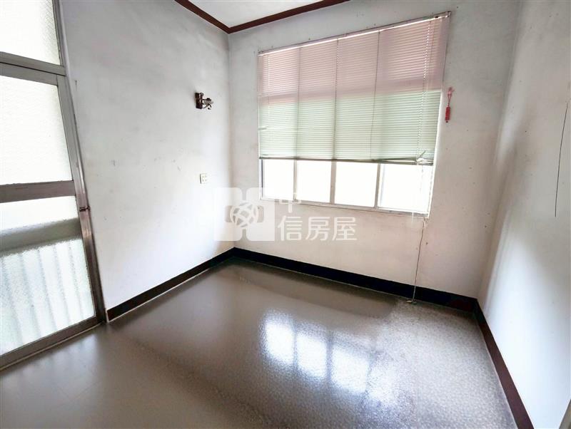 麻豆興國路39大地坪庭院車庫透天房屋室內格局與周邊環境