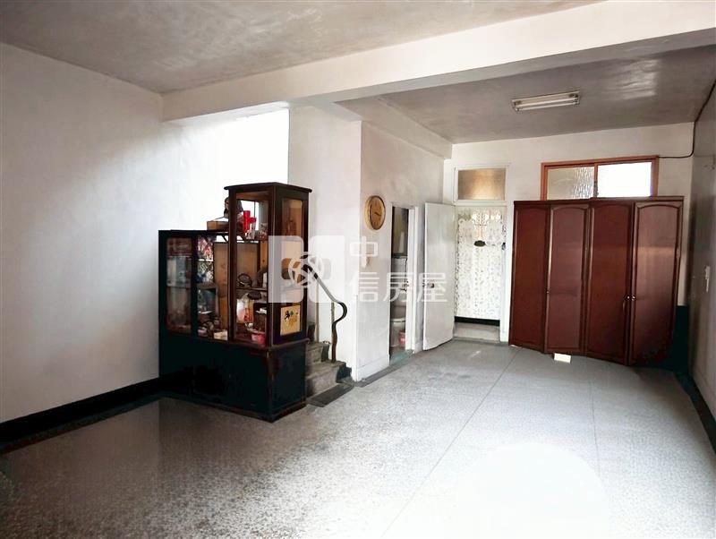 麻豆興國路39大地坪庭院車庫透天房屋室內格局與周邊環境