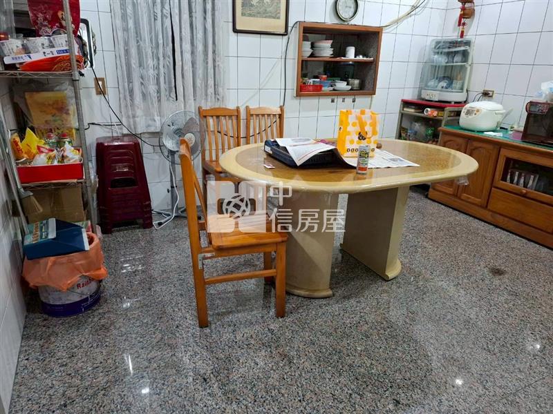 仁德中正路二段大地坪透天店面房屋室內格局與周邊環境