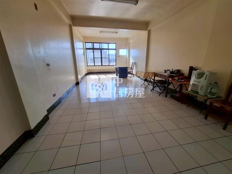 仁德中正路二段大地坪透天店面房屋室內格局與周邊環境