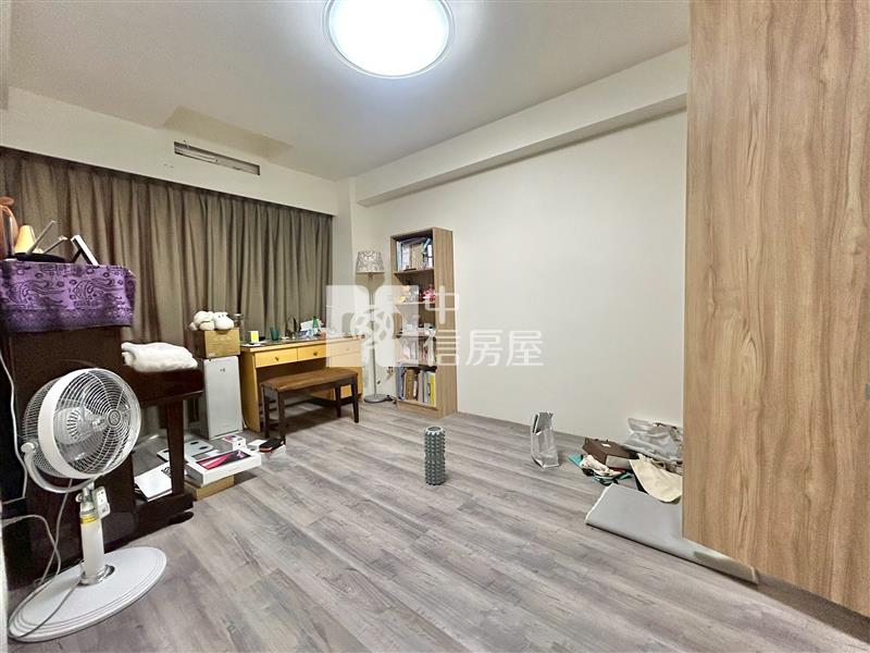 7年屋雙車精裝美墅房屋室內格局與周邊環境